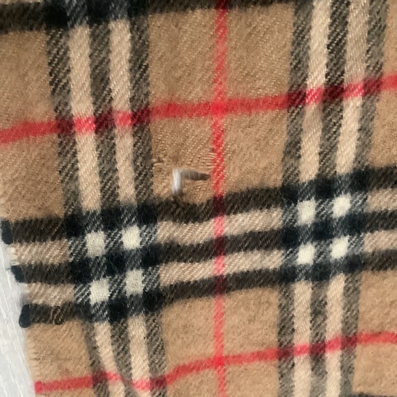 A true VERY VINTAGE BURBERRY SCARF! Made in England - Picture 13 of 13